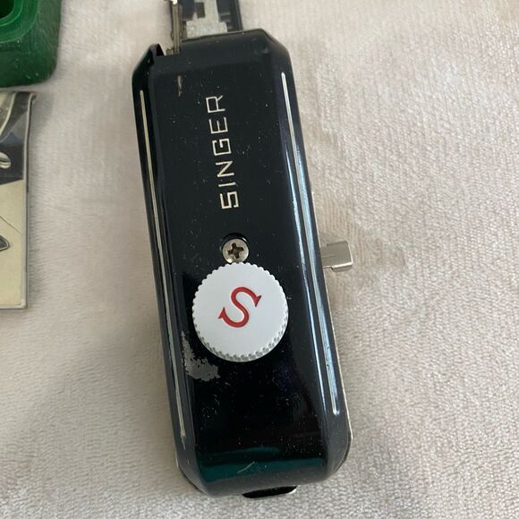 Vintage Singer Buttonholer with 7 Templates Instructions and Case Untested - Picture 6 of 12